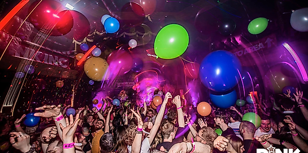 Feiernde Menge bei der queeren Party Pink Pauli in Hamburg – bunte Clubnacht mit Pride-Stimmung und Ballons