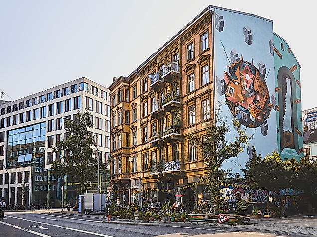Fassaden im Gängeviertel Hamburg mit großflächigem Wandbild und alternativer Stadtkultur