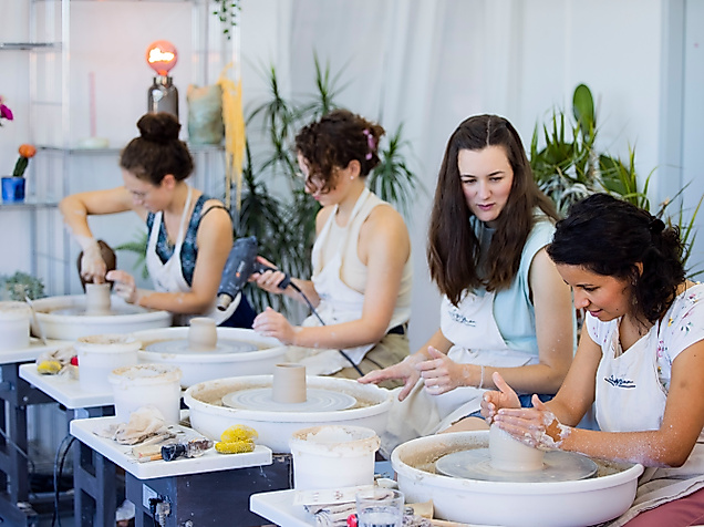 Studio Amun pottery course participants