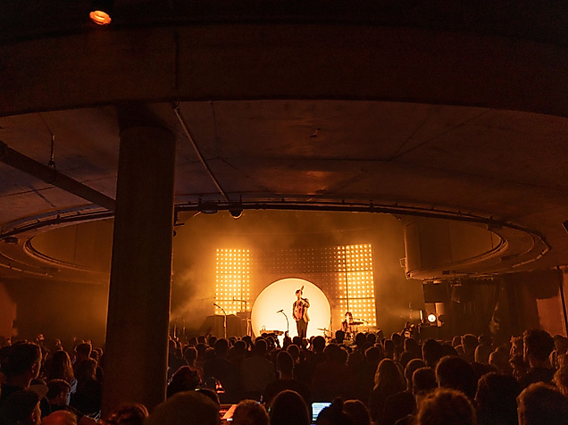 Konzert in warmem Licht: Jazzband spielt vor großem Publikum in stimmungsvoller Clubkulisse