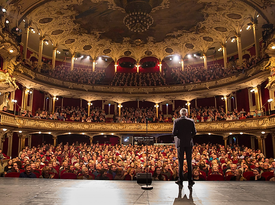 Blick von der Bühne in einen vollbesetzten Theatersaal bei einer Live-Performance von Kampf der Künste in Hamburg