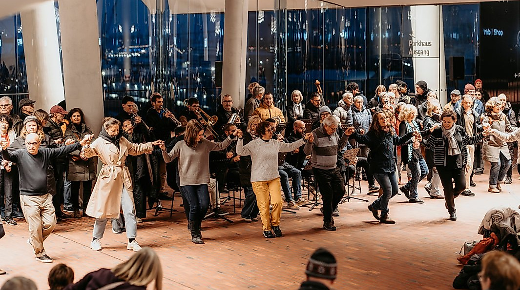 Step Into Dabke – gemeinsam tanzen auf der Plaza