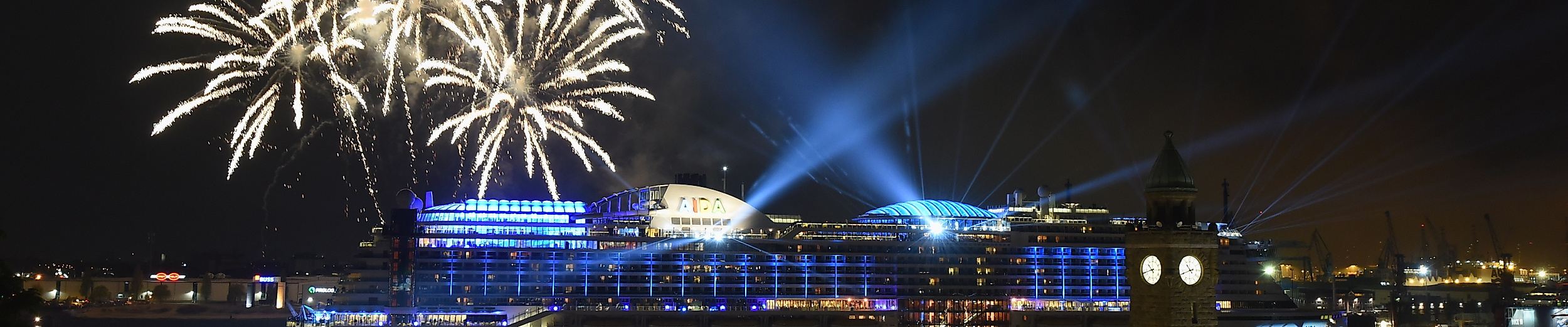 Feuerwerk über dem beleuchteten AIDA-Kreuzfahrtschiff im Hamburger Hafen beim Hafengeburtstag