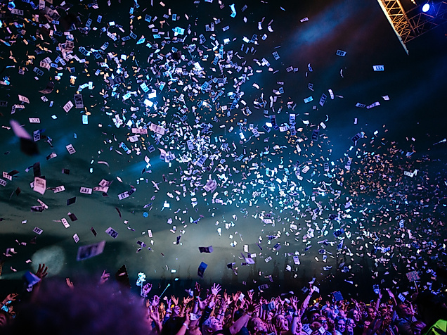 Konfettiregen über der feiernden Menge bei Nacht auf dem MS Dockville-Festival in Hamburg.