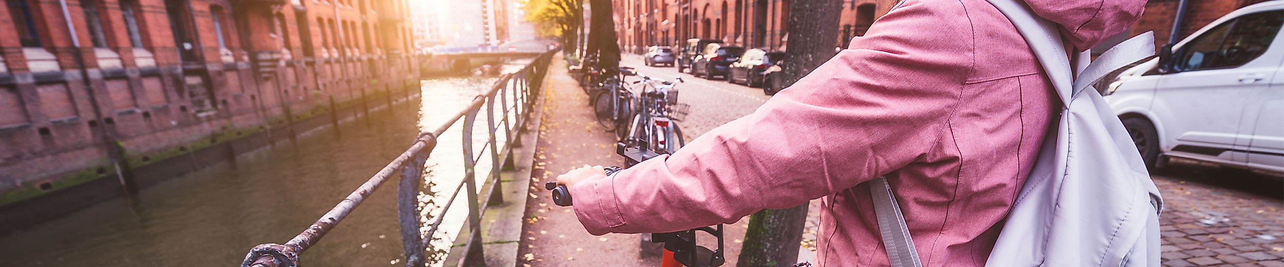 Frau auf E-Roller in Speicherstadt Hamburg im Herbst