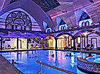Stimmungsvoll beleuchtete Badehalle mit Innenpool und orientalischem Ambiente im Kaifu-Bad Hamburg.