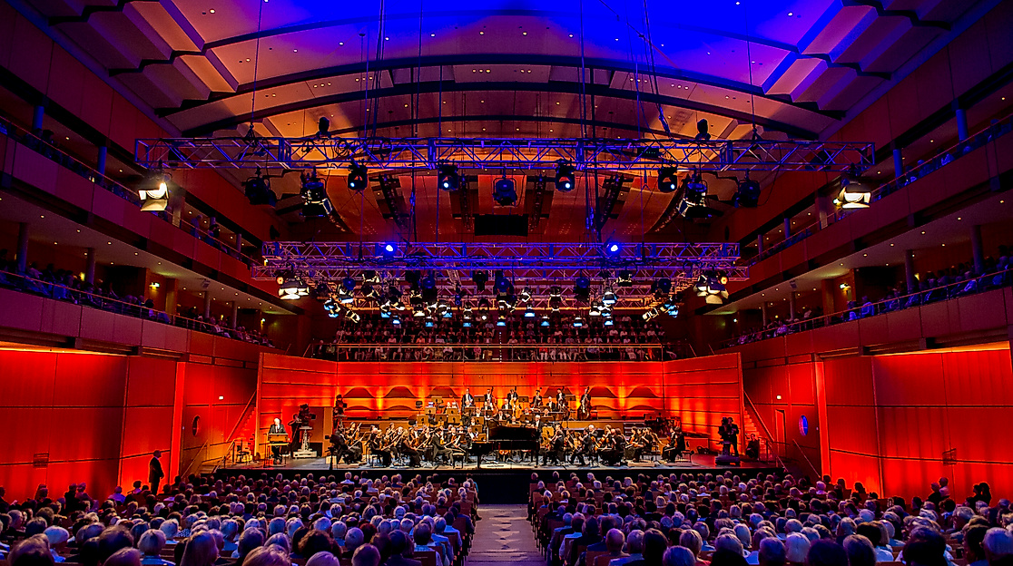 Musik- und Kongresshalle von innen