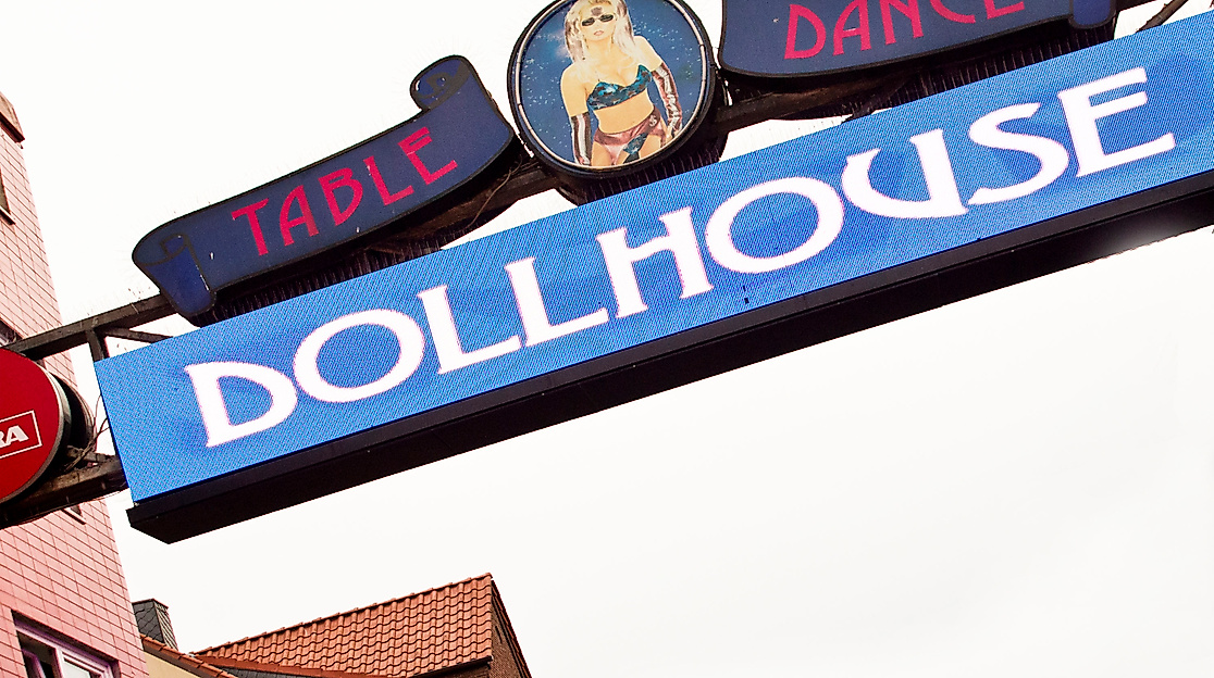 dollhouse_front_c-2018_tschreiber