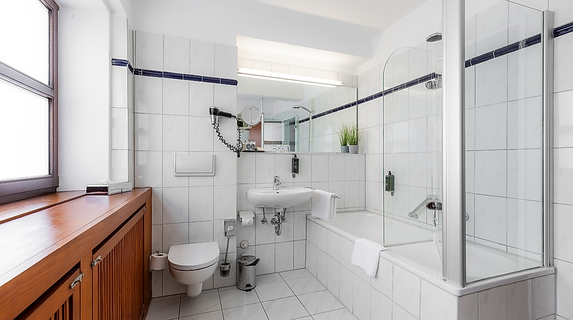 Hotel Engel Hamburg: Example Bathroom