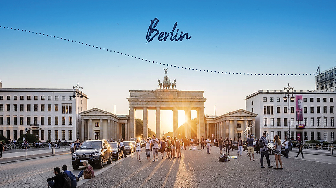 Menschen auf dem Pariser Platz vor dem Brandenburger Tor in Berlin bei Sonnenuntergang, darüber Schriftzug „Berlin“.