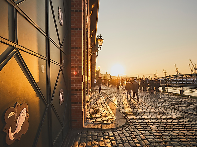 Morgensonne am Hamburger Fischmarkt mit Licht auf Tor der Fischauktionshalle und Blick zum Hafen