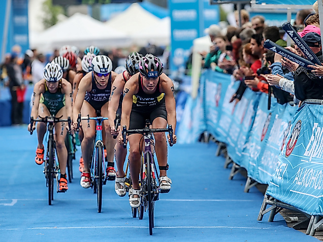 Triathletinnen auf dem Radkurs des ITU World Triathlon Hamburg vor jubelndem Publikum