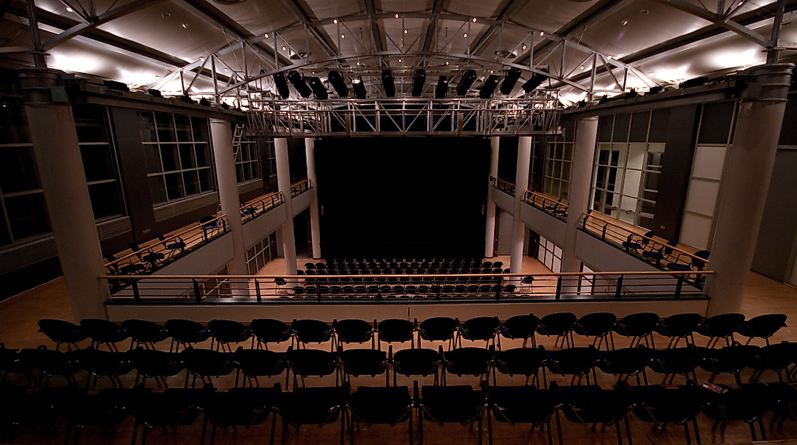 EMPORE Buchholz_02_Saal + Rang_ohne Publikum