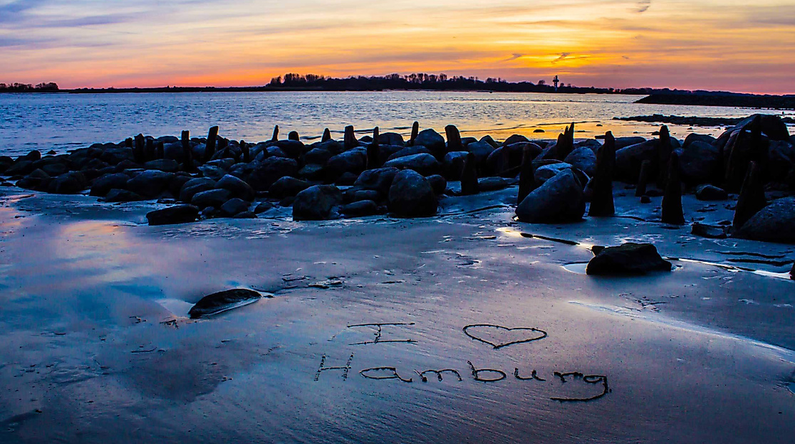 Sonnenuntergang am Wasser mit „I love Hamburg“-Schriftzug – romantische Liebeserklärung an die Stadt