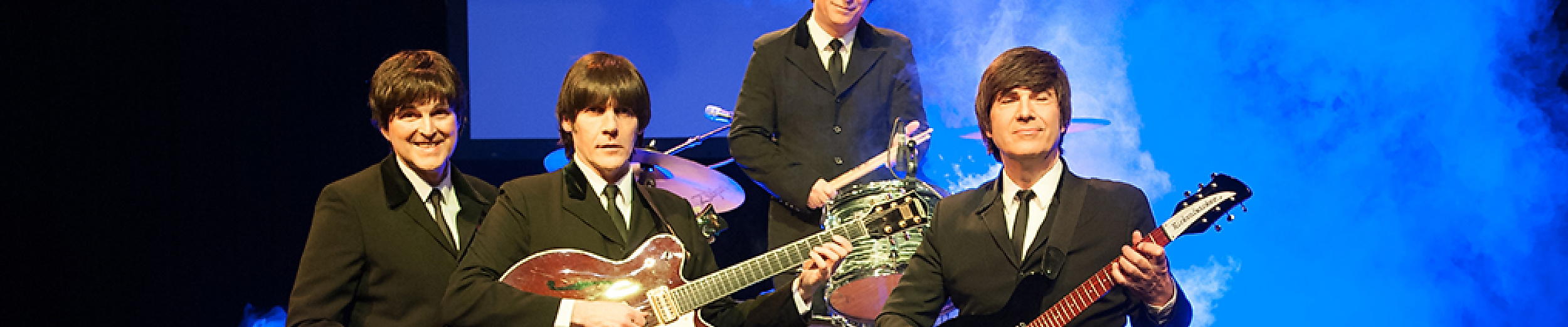 Beatles All You Need Is Love Musical: Vier Bandmitglieder mit Instrumenten