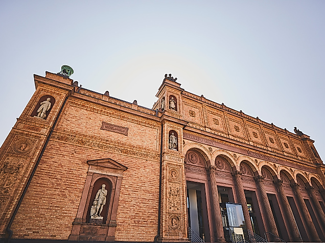 Detailansicht der historischen Backsteinfassade der Hamburgischen Kunsthalle im warmen Abendlicht.