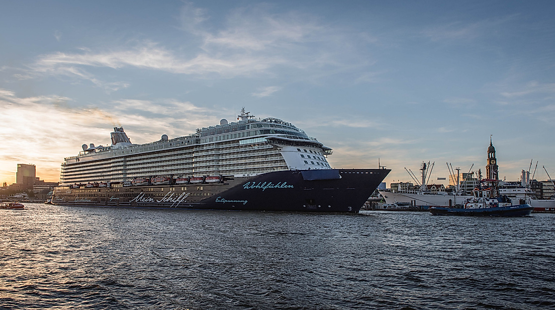 taufe-mein-schiff-6_c-christian-spahrbier-11