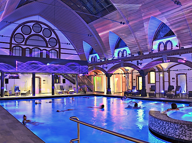 Stimmungsvoll beleuchtete Badehalle mit Innenpool und orientalischem Ambiente im Kaifu-Bad Hamburg.