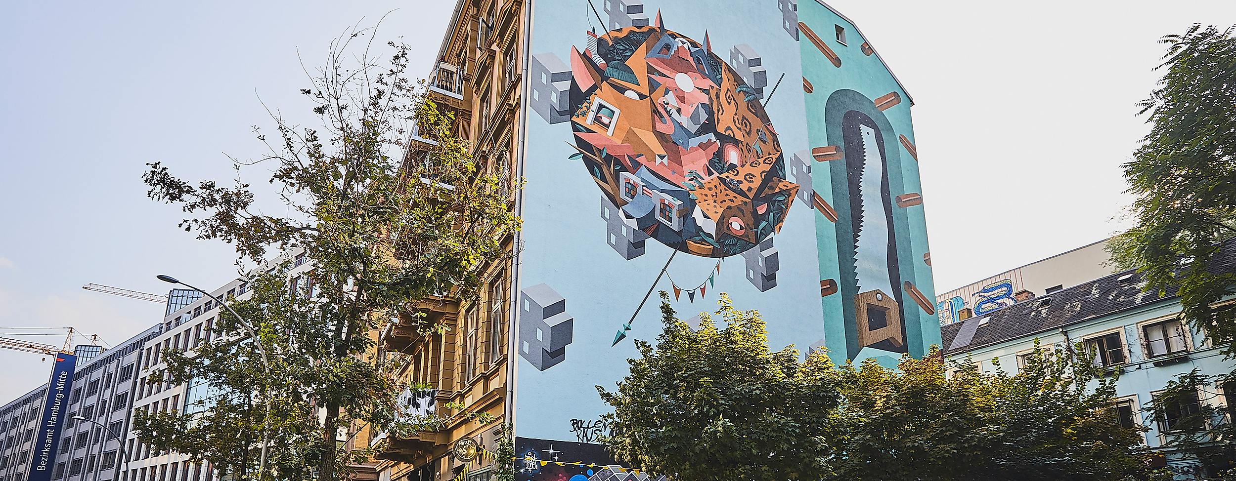 Bemaltes Haus im Gängeviertel Hamburg mit großem Wandbild und kreativ gestalteter Umgebung