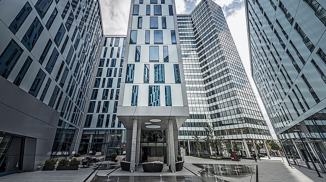 Außenansicht des barrierefreien Scandic Hamburg Emporio mit moderner Glasfassade und Eingangsbereich.