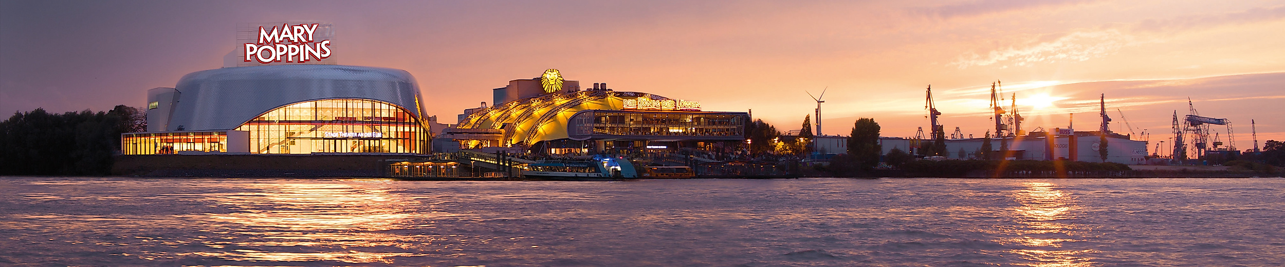 Stage Theater an der Elbe und Theater im Hafen Hamburg im Abendlicht mit Sonnenuntergang über der Elbe