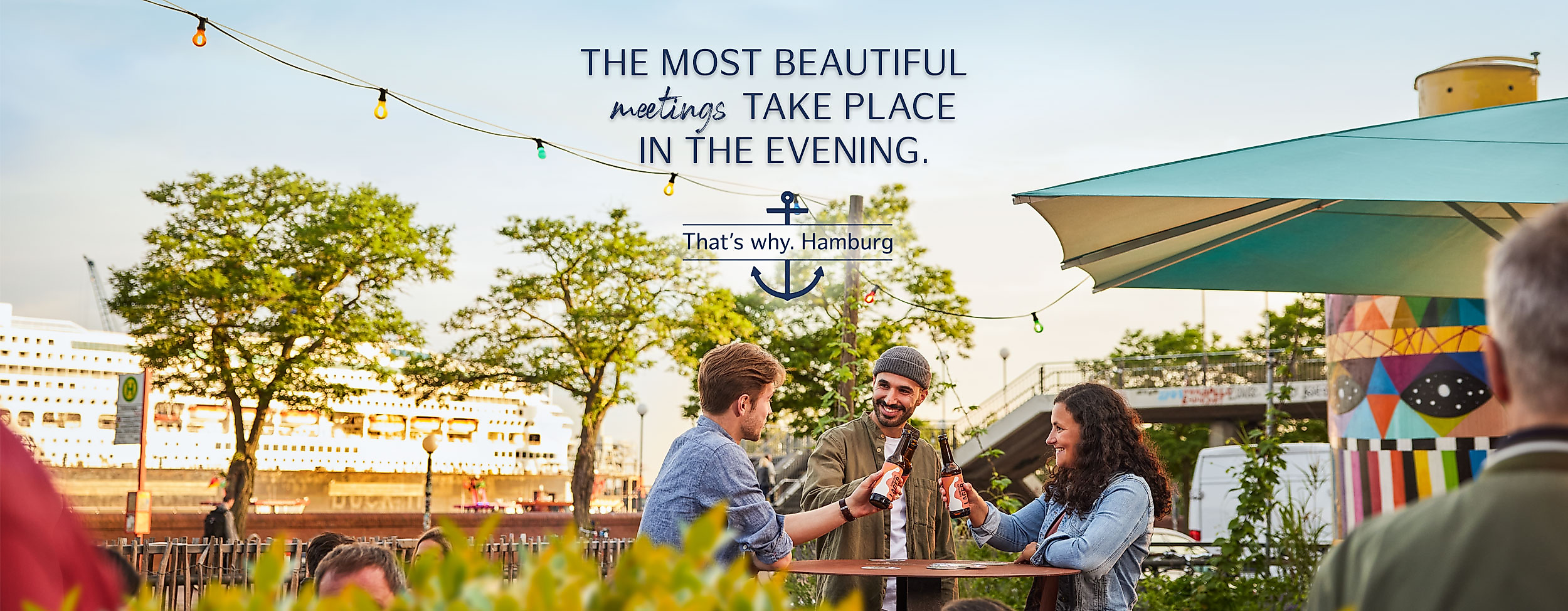 Three friends in Hamburg with beer in their hands in summer with Text:" The most beautiful meetings take place in the evening". That´s why. Hamburg