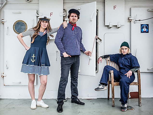 Drei Schauspieler:innen in maritimen Kostümen beim Improtheater „Seemannsgarn“ auf der Cap San Diego