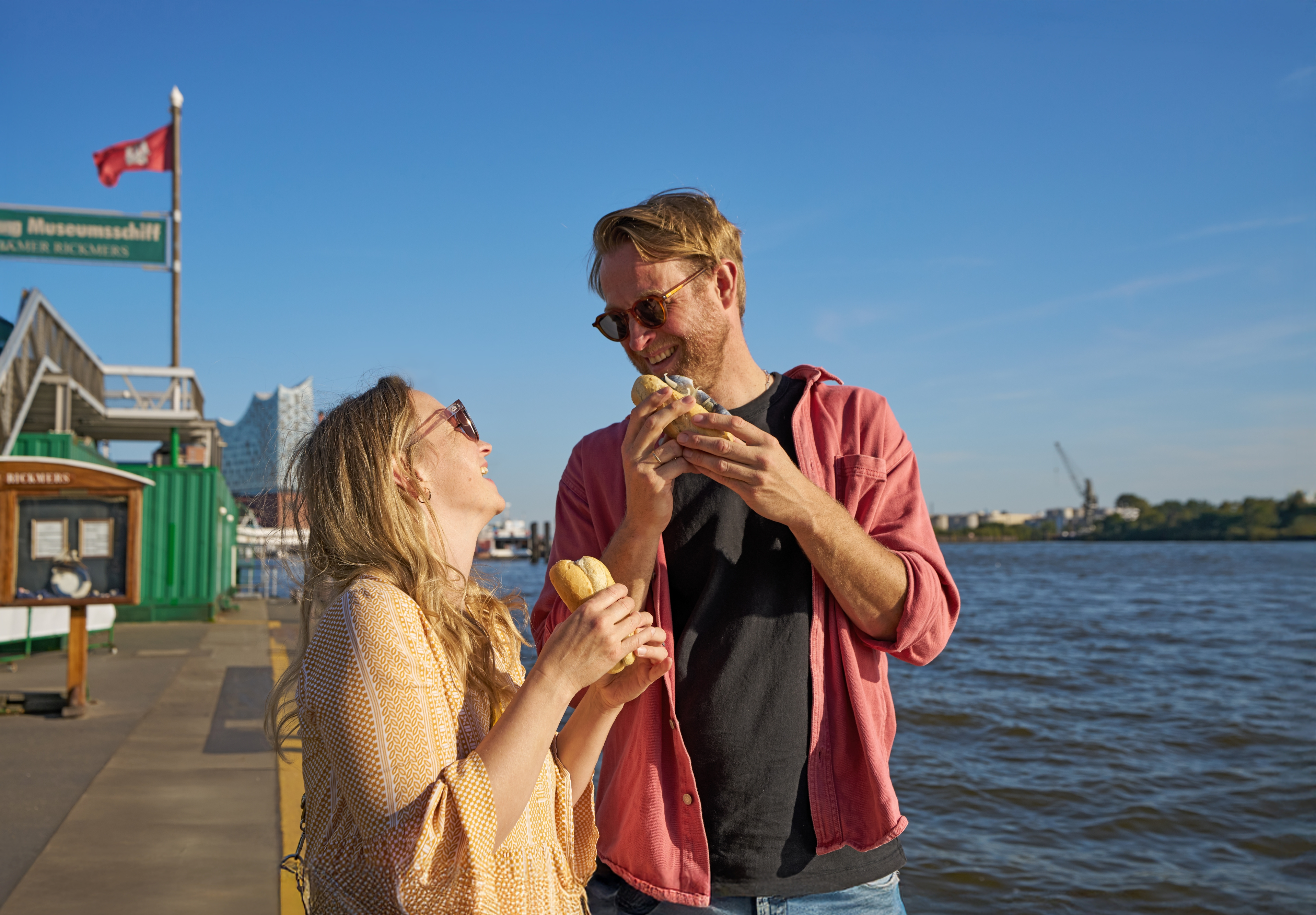 Paar ist Fischbrötchen an den Landungsbrücken Hamburg