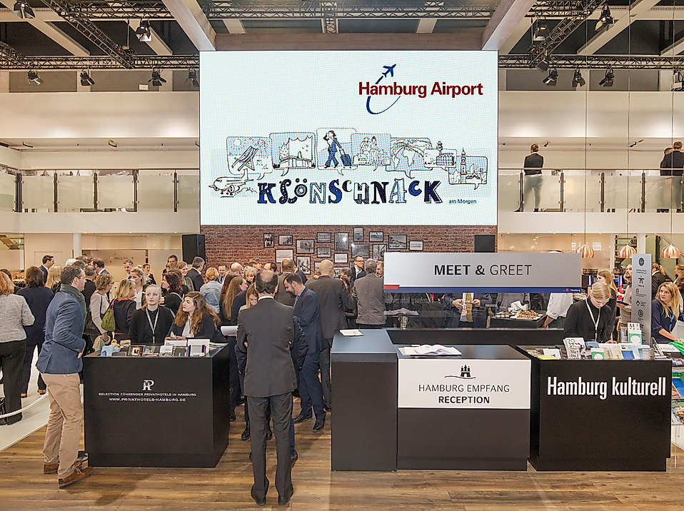 Hamburg Tourismus-Stand auf der ITB mit großem Besucherandrang und beleuchtetem Logo auf digitalem Display
