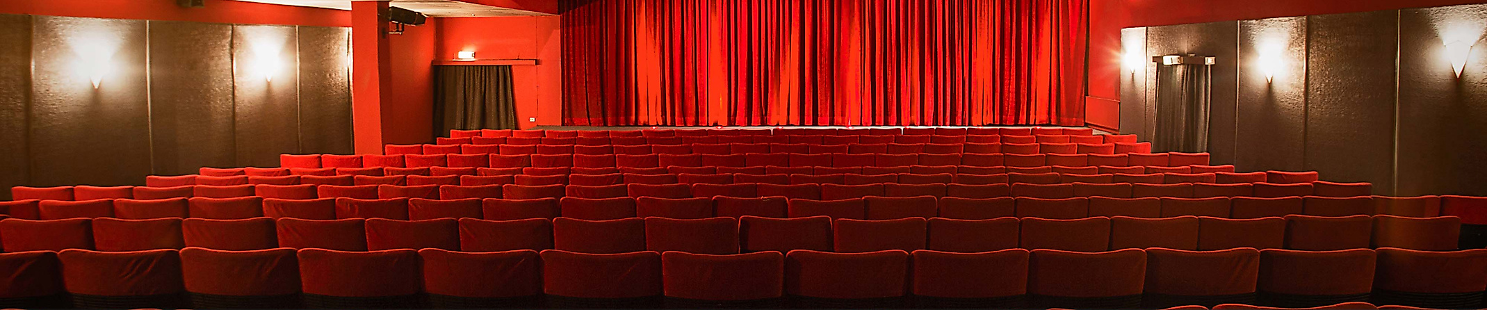 Blick auf roten Kinosaal mit geschlossener Bühne im Abaton-Kino Hamburg