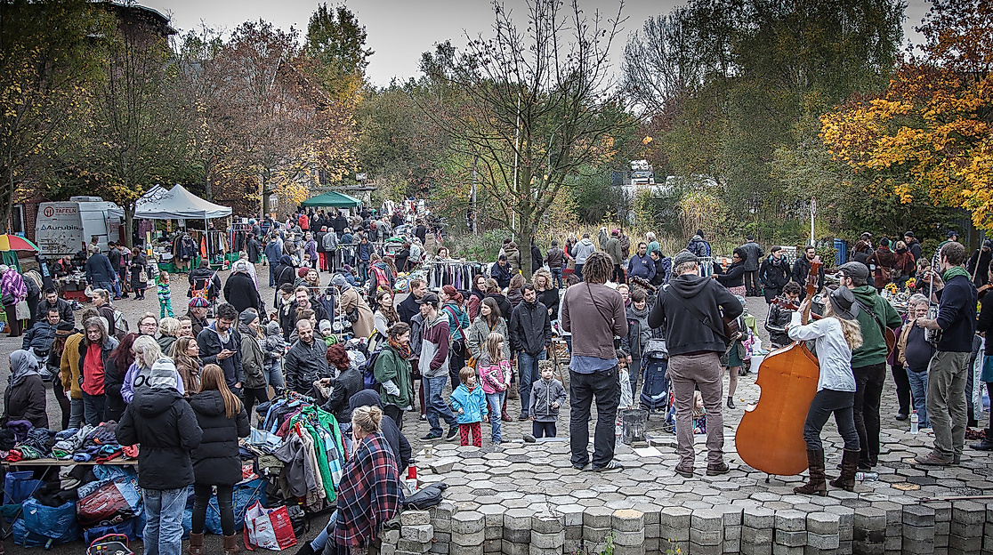 Der Flohzinn-Flohmarkt vor den Zinnwerken in Wilhemsburg