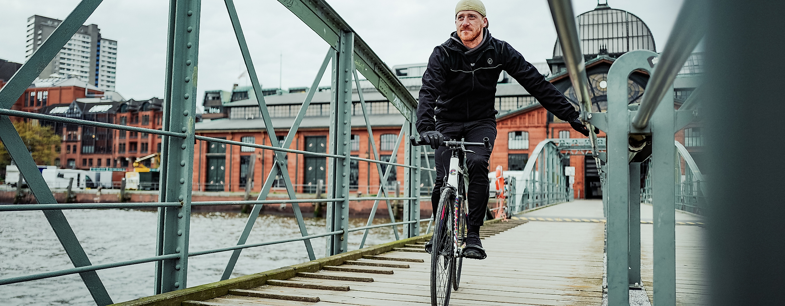 Person fährt mit dem Fahrrad über die Brücke zur Fischauktionshalle am Hamburger Fischmarkt