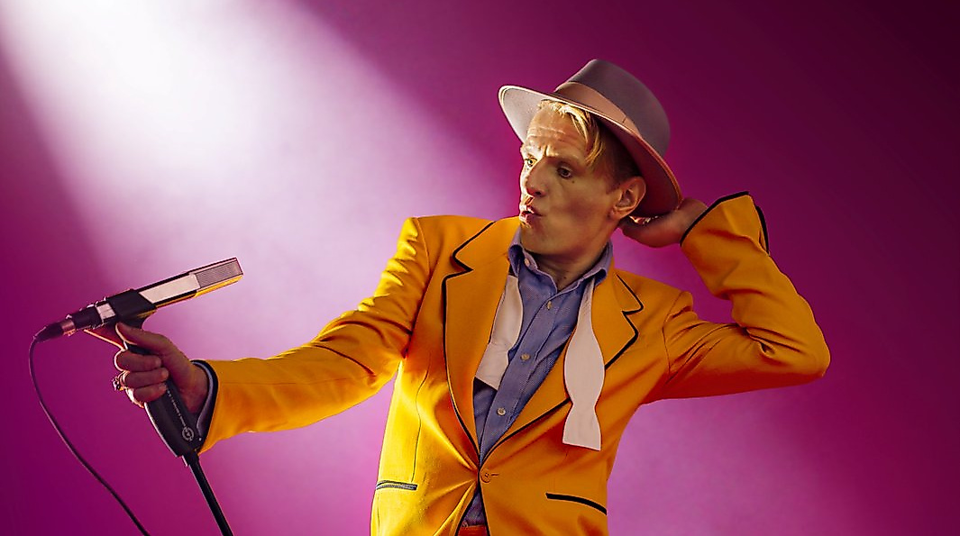 Alexander Scheer singt David Bowie