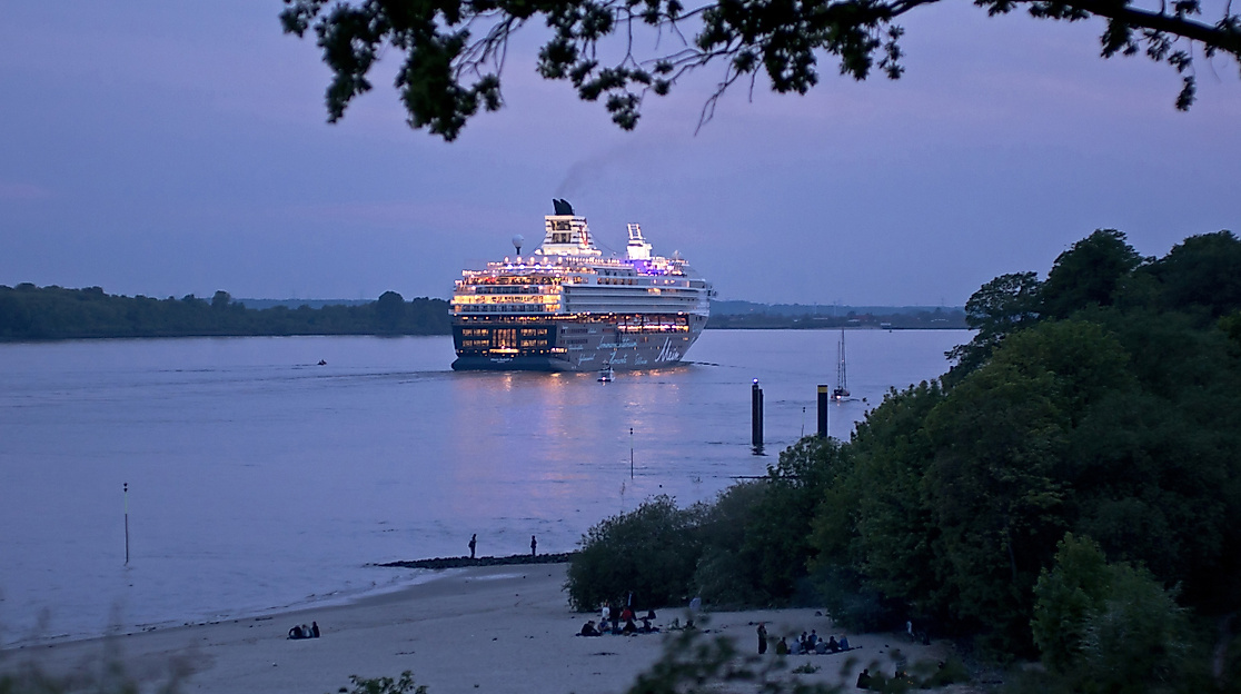 kreuzfahrtschiff-am-abend-auf-der-elbe_c-2015-hackbarth