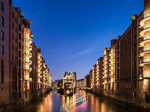 Abendstimmung in der beleuchteten Hamburger Speicherstadt mit Blick auf das Wasserschloss am Fleet