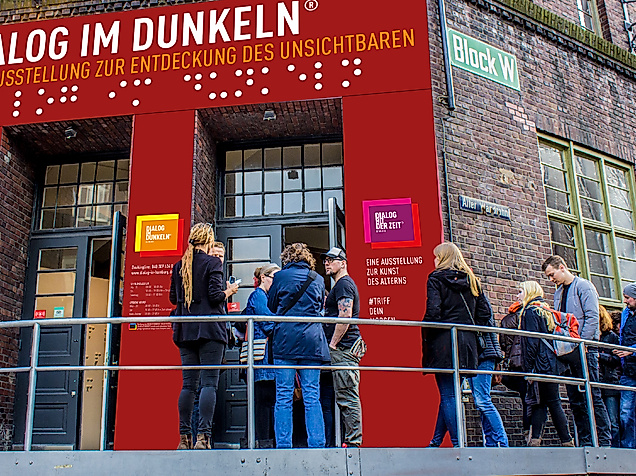 rechte-dialoghaus-hamburg-besucherschlange-aussen_neu-alle-logos-2_1