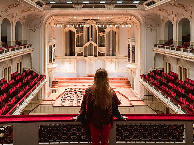 Blick in den roten Zuschauersaal des Thalia Theaters Hamburg mit Blick auf die Bühne und Ränge