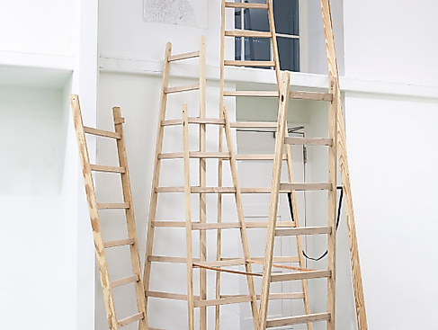 omid-arabbay-fluegelbruch-alman-dream-2025-zeichnung-leiter_foto_omidarabbay