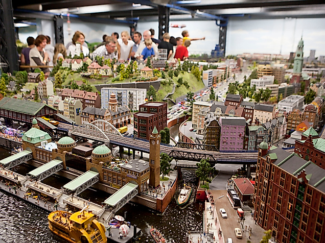 Modell der Hamburger Landungsbrücken mit Hafen im Hamburgabschnitt des Miniatur Wunderlands