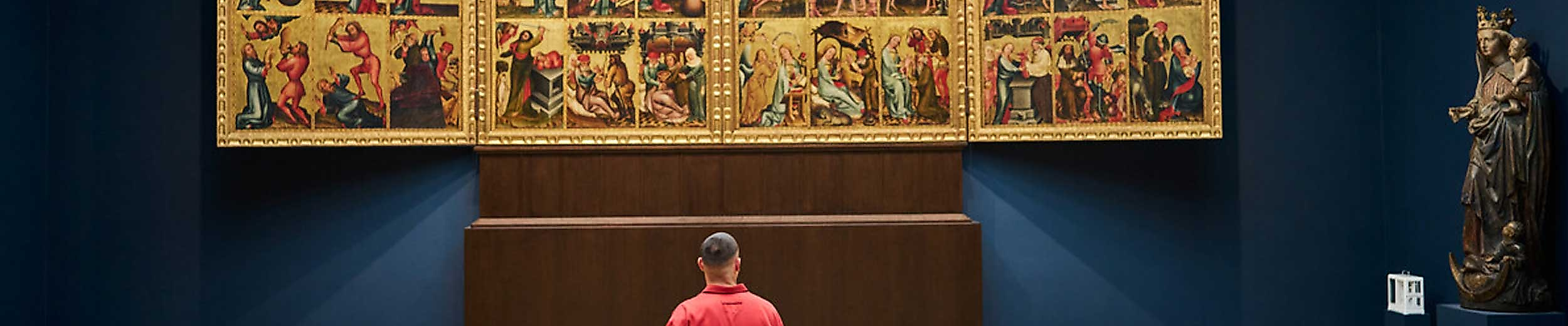 Besucher betrachtet sitzend großes Bild in der Hamburger Kunsthalle