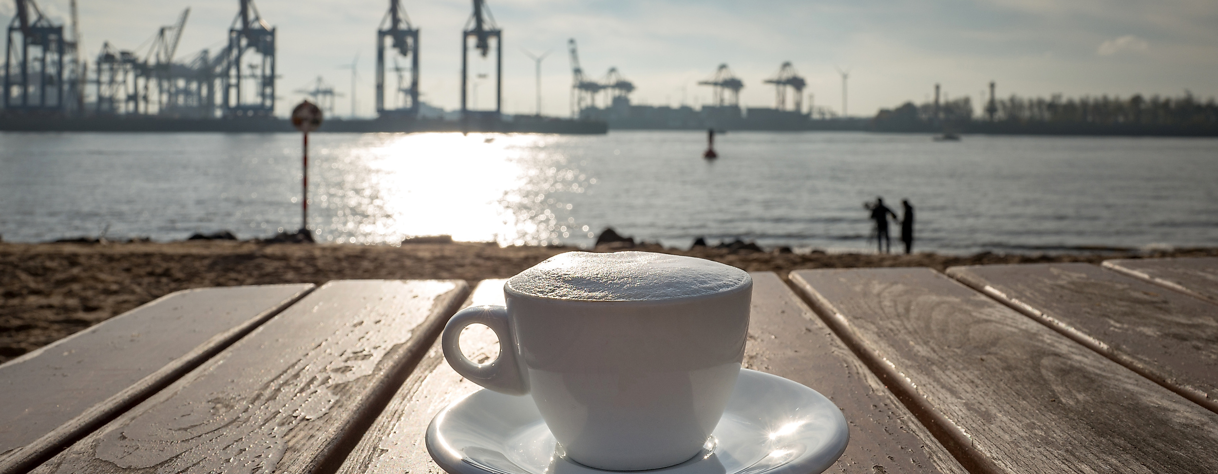 Kaffee am Hamburger Hafen mit Blick auf Elbe
