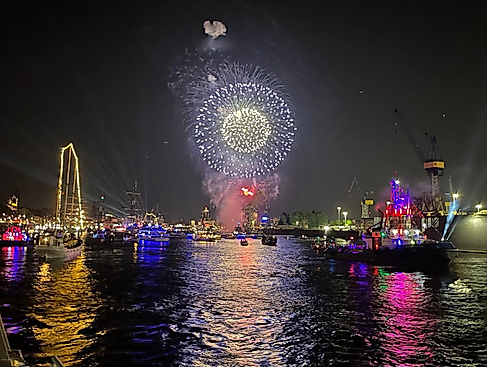 Feuerwerk vom Hochseeschlepper Elbe aus