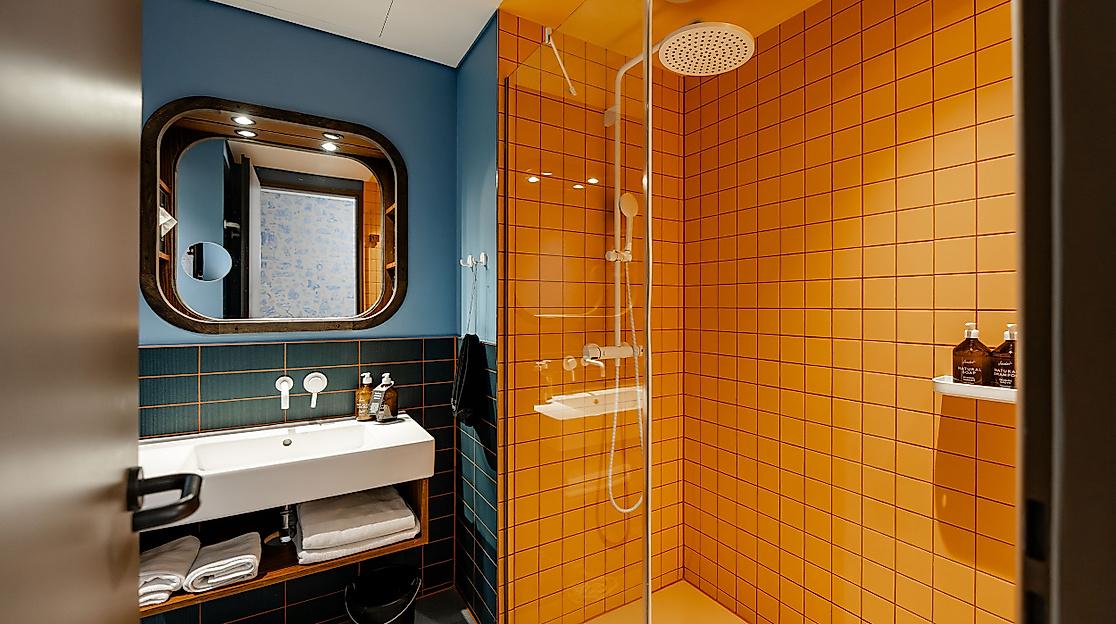25hours Hotel HafenCity: room large bathroom