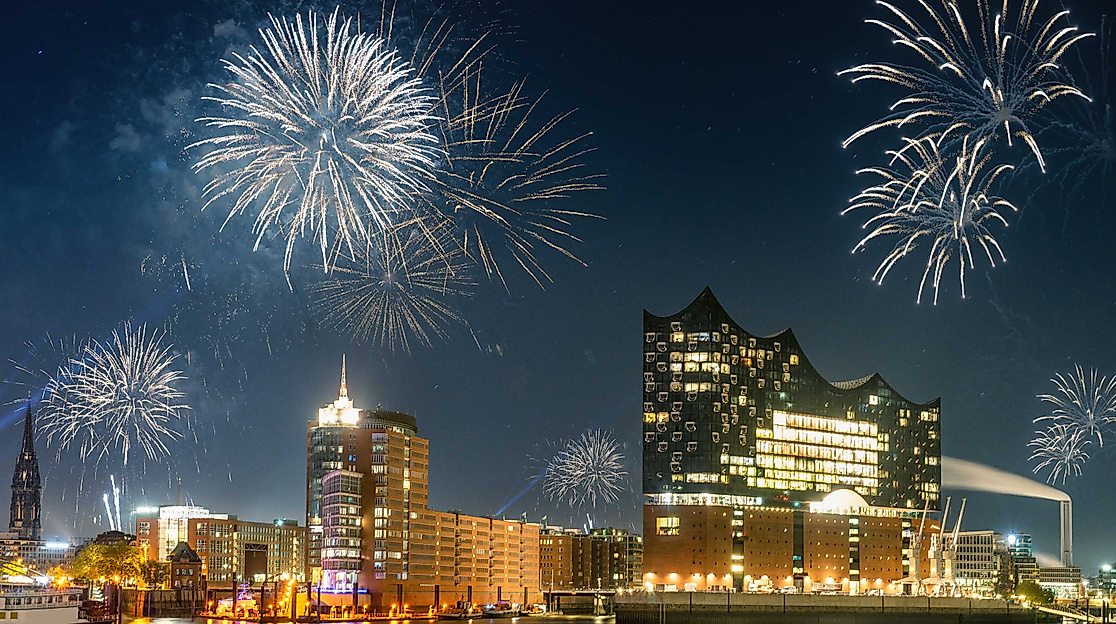 Buntes Feuerwerk am Himmel über Elbphilharmonie aus Hafenperspektive