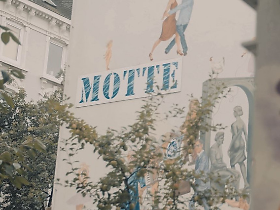 Motte mit Hühnerhof und Streetart