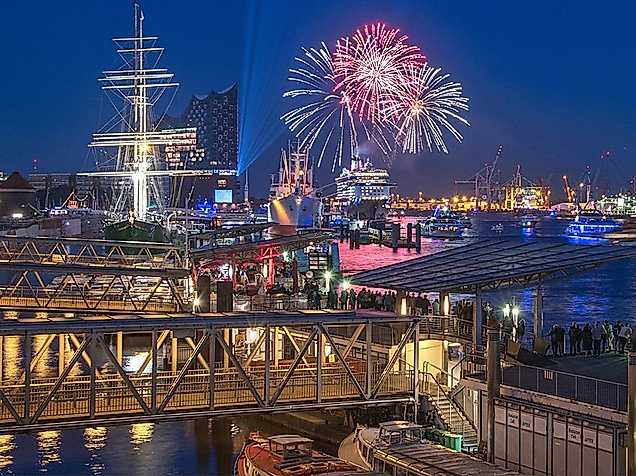Package: Feuerwerksfahrt Hafen Hamburg
