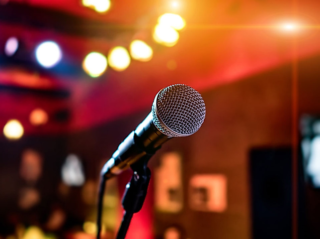 Mikrofon auf Bühne im Scheinwerferlicht – stimmungsvolle Szene aus einer Hamburger Karaokebar