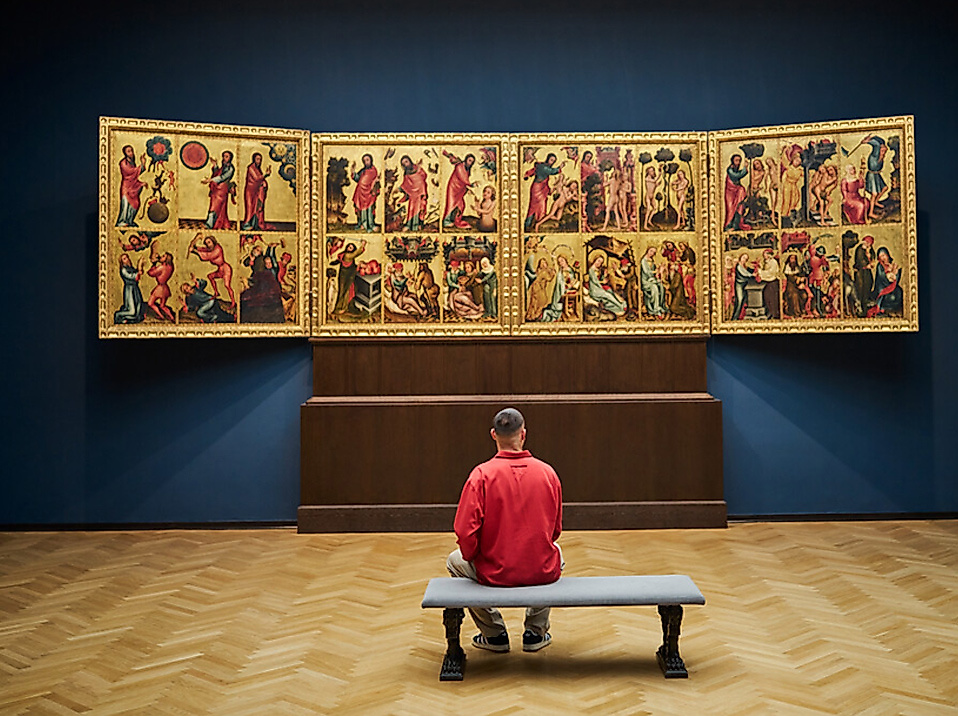 Besucher betrachtet sitzend großes Bild in der Hamburger Kunsthalle