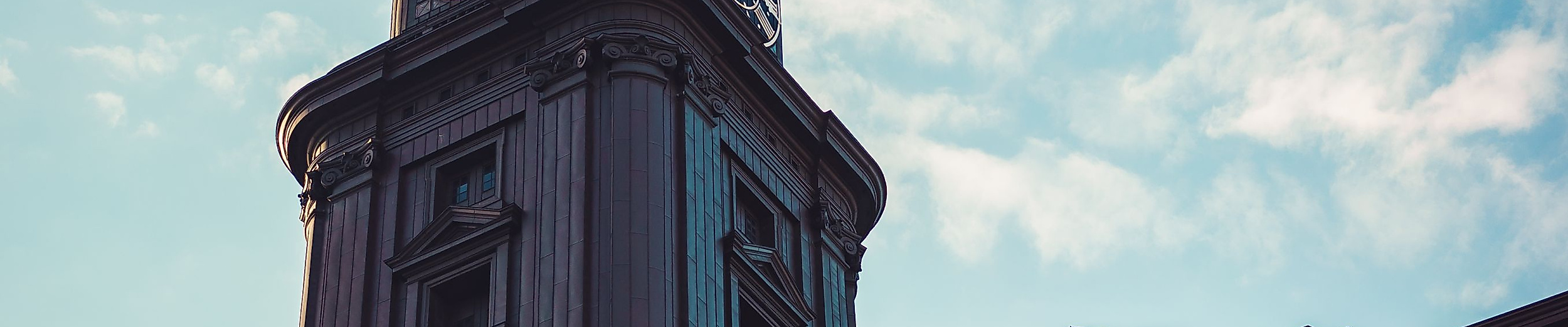 Turm und Fassade der Kirche St. Michaelis in Hamburg bei Abendlicht und leicht bewölktem Himmel