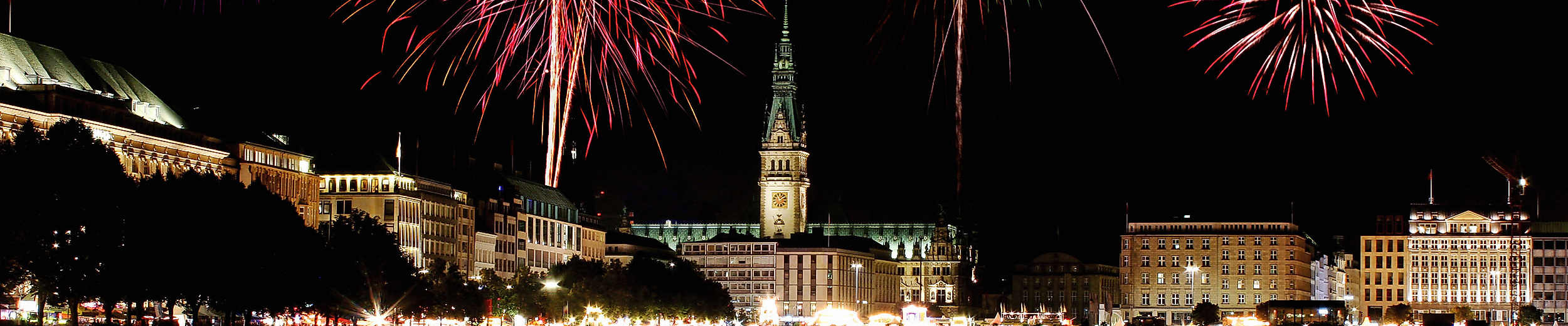 Buntes Feuerwerk am Himmel über Binnenalster und Rathaus